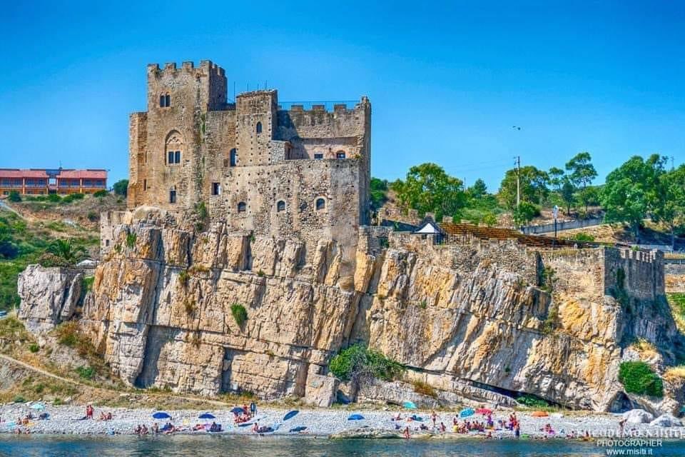 Fare il bagno all’ombra di un castello a picco sul mare... La Calabria che ti incanta e ti lascia di stucco con le sue bellezze uniche. 

📍Roseto Capo Spulico (CS)

Il Castello sul mare. La rocca, edificata probabilmente in epoca normanna nel luogo detto 'porta di Roseto', che