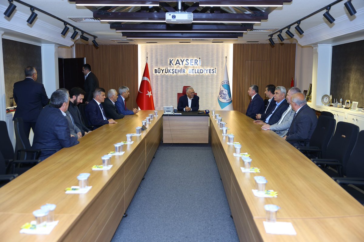 Kayseri Mobilyacılar Odası Yönetim Kurulu Başkanı Ercan Sarıkaya ve yönetimi belediyemizi ziyaret etti. Kendilerine nazik ziyaretleri için teşekkür ederim.