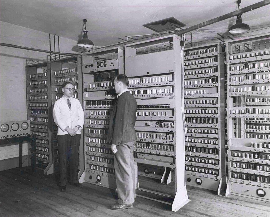 #EfemérideInf: Tal día como hoy de 1949 se presenta la Electronic Delay Storage Automatic Calculator  (EDSAC), primera computadora que permitía almacenar programas. Lo hacía en cinta de papel. #etsinfupv #ODS4 #AdaByronUPV