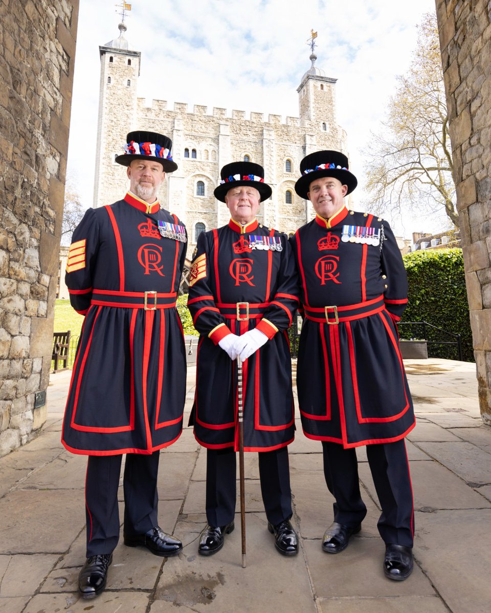 Today marks one year since the coronation of TM King Charles III and Queen Camilla. 👑 A few memories👇

🎺 The Yeoman Body on their way to the procession
🎨 A Coronation Bench, designed by school children across the UK
💥 The 62-round Gun Salute
🪡 HM the King's new cypher