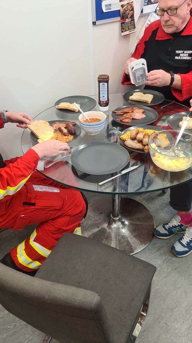 Wakey wakey, eggs and bakey! 🍳🥓 Standard morning at our Langwathby base... if there's one thing you should know about our Cumbrian team, it's that they cook a mean breakfast 😏 Full tummies ahead of a day of saving lives 💪 #Paramedic #Doctor #Pilot