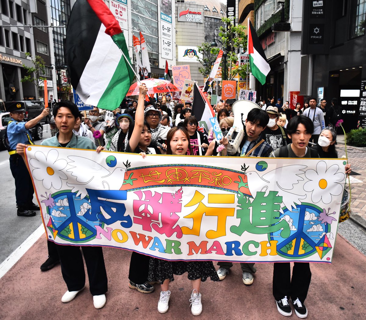 2024.5.6 
Tokyo marches against war.
#反戦行進0506