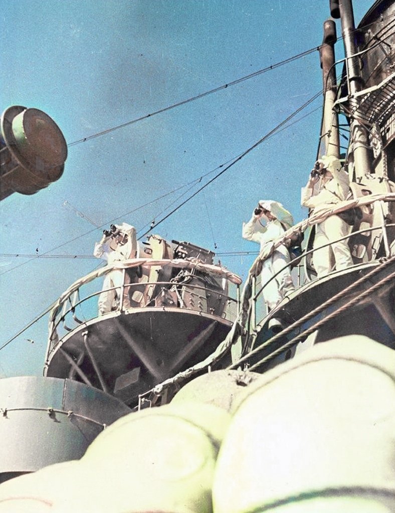 #日本海軍
戦艦長門の探照灯台から見張りを行う乗組員の姿