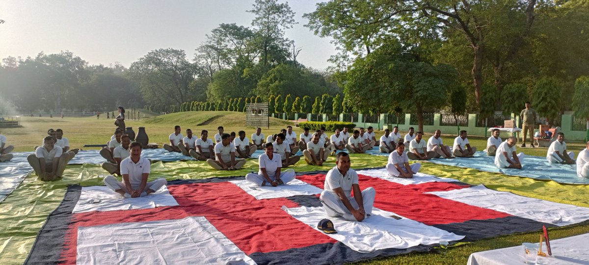 On the occasion of world laughter day a special yoga session was organized @ CISF Unit IOC Mathura. The special session aimed to boost mental well-being, relieve stress, and promote positivity.
#PROTECTIONandSECURITY #FitIndia
@HMOIndia
@moayush