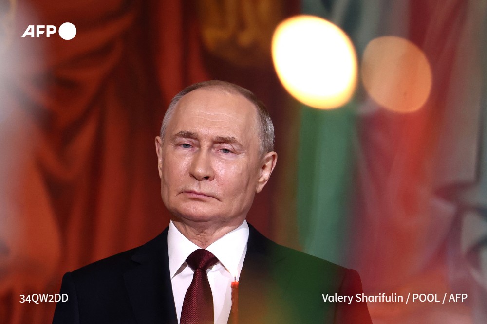 🇷🇺 Vladimir Poutine a ordonné la tenue d'exercices nucléaires 'dans un futur proche' impliquant notamment des troupes basées près de l'Ukraine, en réponse 'aux menaces' de dirigeants occidentaux envers Moscou, a annoncé le ministère russe de la Défense #AFP 1/2