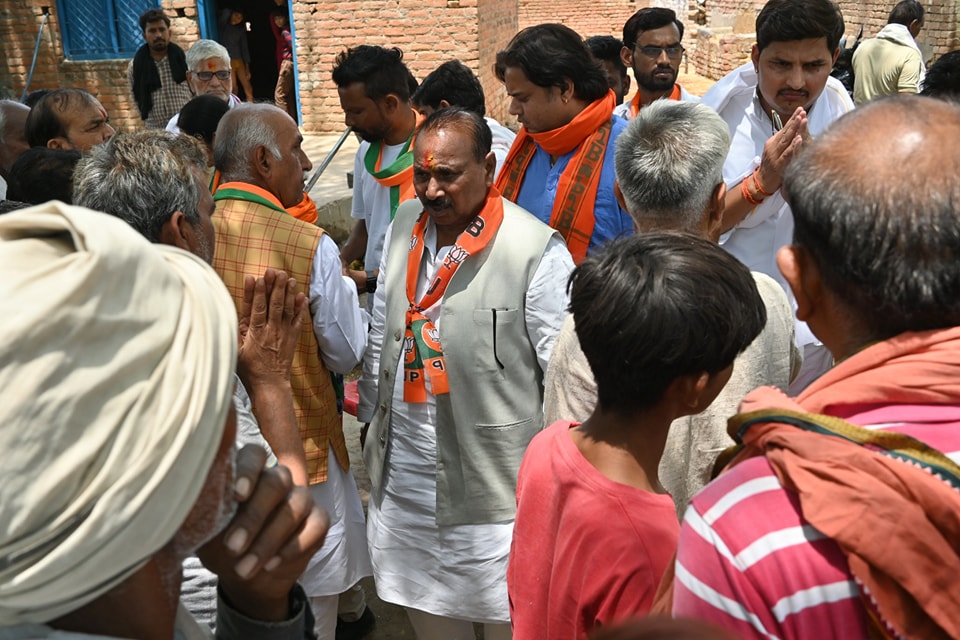 संसदीय क्षेत्र जालौन की कालपी विधानसभा के अंर्तगत ग्राम भदरेखी में श्री बाबूराम वर्मा जी के पुत्र शिवशंकर उर्फ भोले वर्मा जी का कैंसर बीमारी के चलते आकस्मिक निधन की दुखद सूचना मिलने पर आज उनके आवास पर पहुंचकर शोक संवेदना प्रकट की।