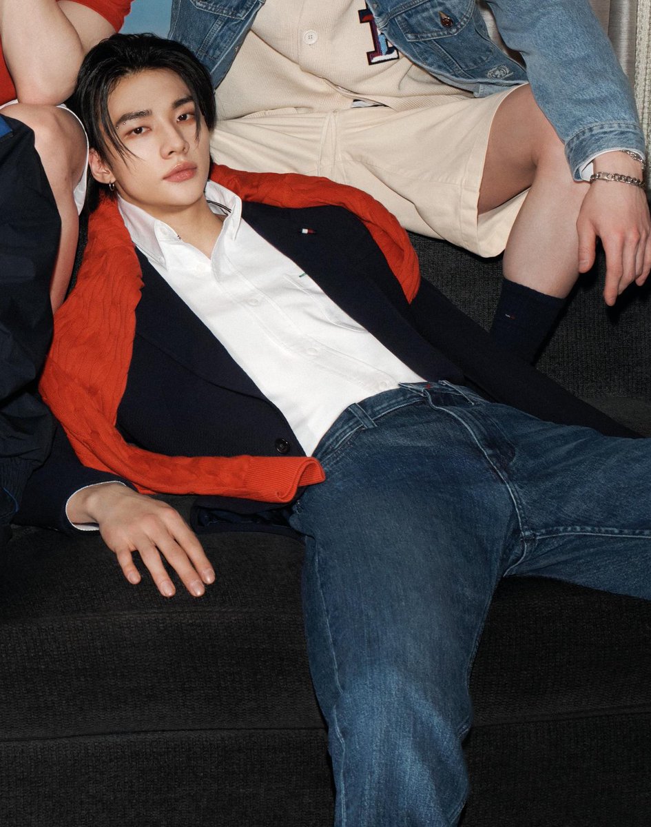 동거커플 오랜만에 밖에서 데이트하기로해서 만반의 준비 마쳤는데 남친 준비 오래걸려서 기다리느라 지쳐 쇼파에 널브러진 사람같음