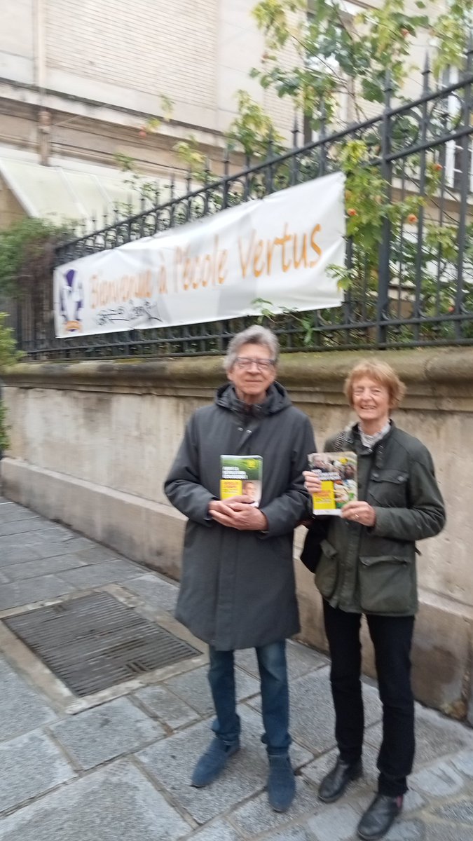 Après avoir apprécié l'excellente prestation de @rglucks1 sur @franceinter, nous avons poursuivi notre tour des écoles de #ParisCentre. Rue Chapon et rue des Vertus pour parler révolution écologique et pouvoir d'achat. #RDVle9juin pour #ReveillerLEurope 🌹🇪🇺🌹