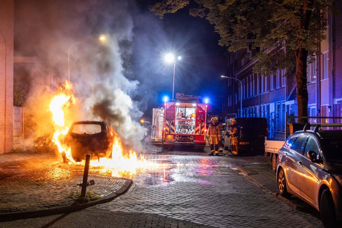 Hoge vlammen bij autobrand in Haarlem, politie vermoedt brandstichting: Het bericht Hoge vlammen bij autobrand in Haarlem, politie vermoedt brandstichting verscheen eerst op Haarlem105. dlvr.it/T6TTJp