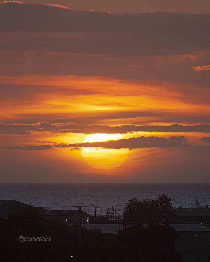 Un acercamiento al sol del ocaso, que va pasando entre las nubes de horizonte. Foto archivo #Sunset #Sun #Color #Cumana #relax #CursoFotografiaTwitter Gratuito Autoestudio Acceso en post fijado en mi perfil de X