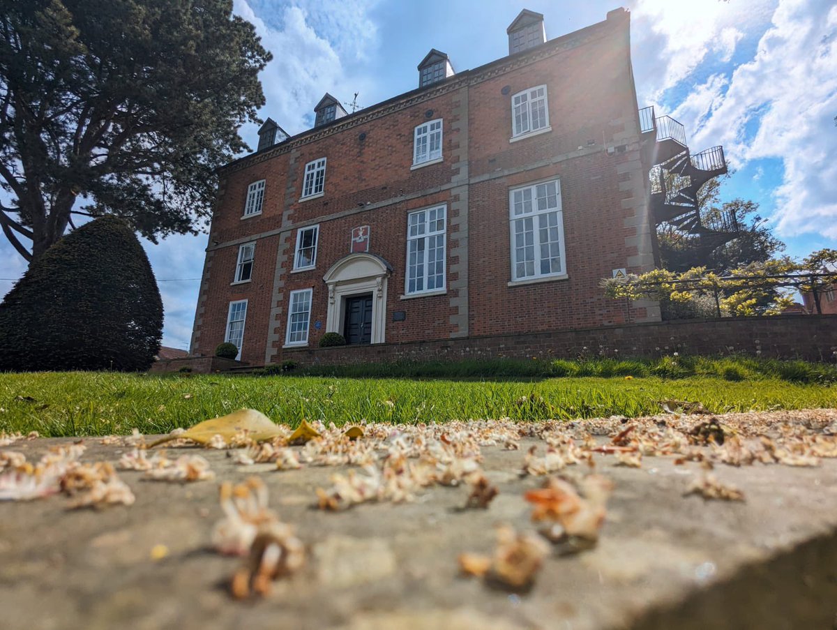 Blue skies and sunshine beaming down on our oldest School building, Thomas Cookes House. 

#SummerTerm #BromsgroveSchool