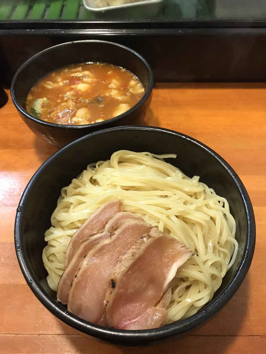 ・ラーメン哲史(豊中市小曽根)
・【限定】トマト塩つけ麺(麺300g)＋鶏の焼霜
小麦の風味を感じる艶やかな平打ち麺。やはり哲史さんのつけ麺の麺は最も好きな麺の一つ。トマトを使ったつけ汁とは？という心配は無用でとても合う。あっという間に完食。めちゃ美味し😋
#今日の話ではない