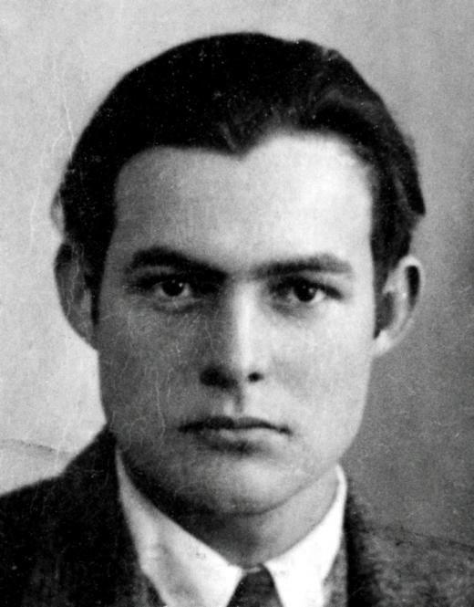 «Un homme, ça peut-être détruit, mais pas vaincu.»

#Hemingway #ErnestHemingway #Résilience #Force