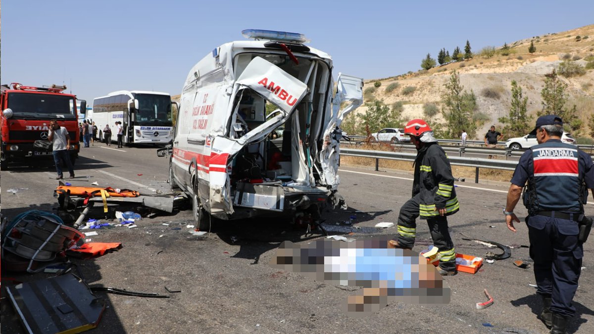 Gaziantep'te katliam gibi kaza! 8 kişi öldü, 10 yaralı Gaziantep’in İslahiye ilçesinde tır, çarpıştığı yolcu minibüsünü biçti. Kazada ilk belirlemelere göre 8 kişi hayatını kaybetti, çok sayıda kişi ise yaralandı. Kaza, Gaziantep’in İslahiye ilçesi çıkışında meydana geldi.…