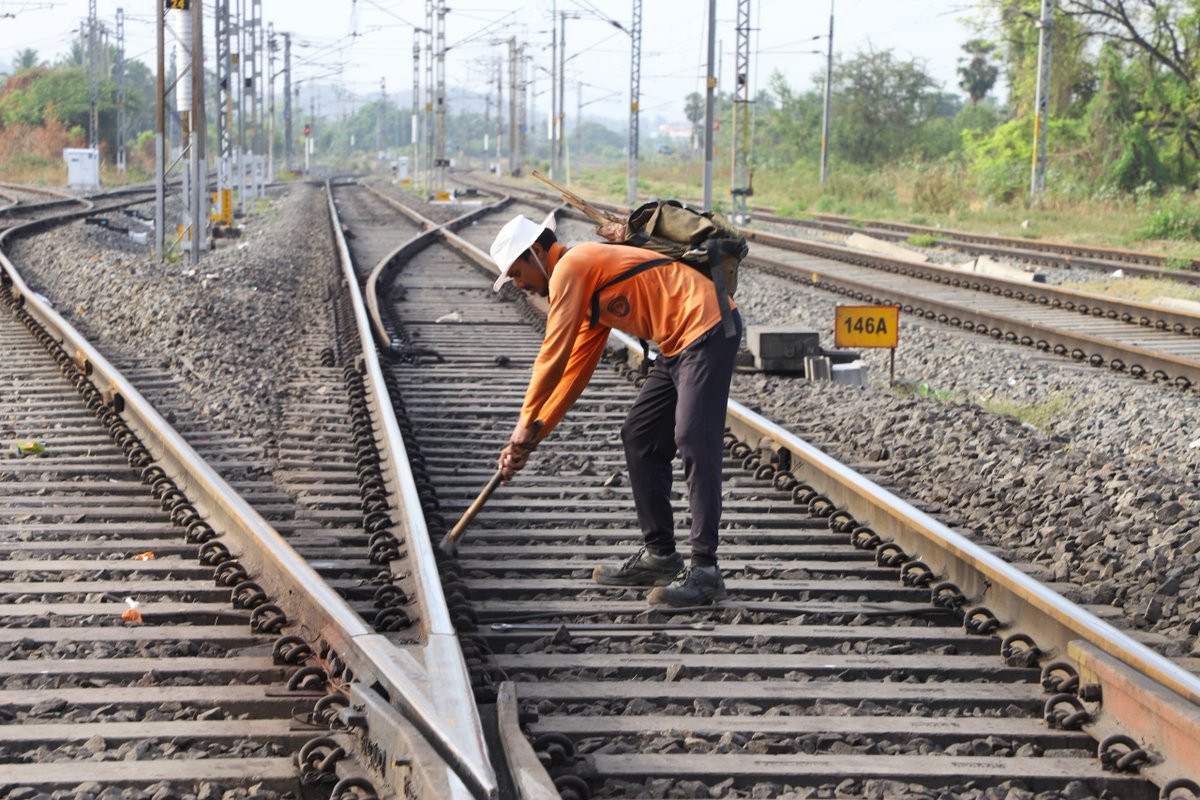 Under the summer sun, they ensure safe #journeys for millions. Here's to our #Gangmen, the unsung heroes of #IndianRailways! #SouthernRailway #summerofwork #Respect