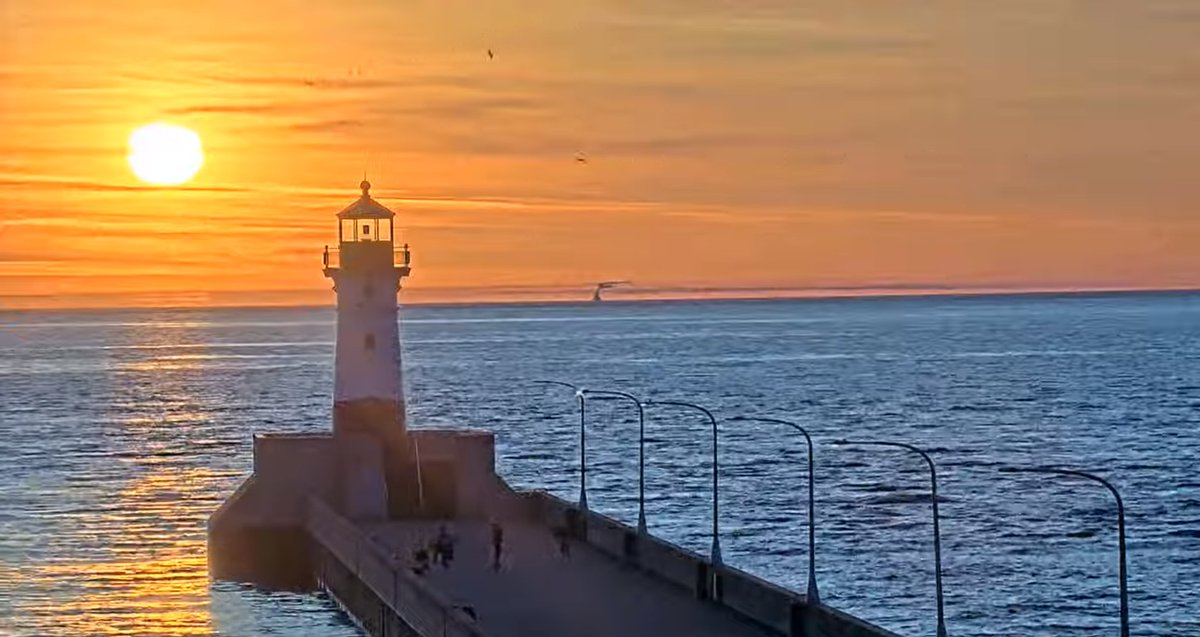 Good Morning from the Duluth Lighthouse cam with Cargo ship Hon James L Oberstar on its way into the Duluth Harbor.   #tfxpics