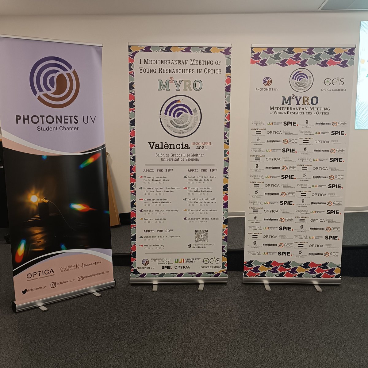 Els dies 18, 19 i 20 d’abril, a la Facultat de Física, vam celebrar el I Mediterranean Meeting of Young Researchers in Optics (M2YRO)! Van ser tres dies plens de coneixement,d'intercanvis d'idees i descobriments emocionants en el món de l'Òptica. 
Moltes gràcies a totes!