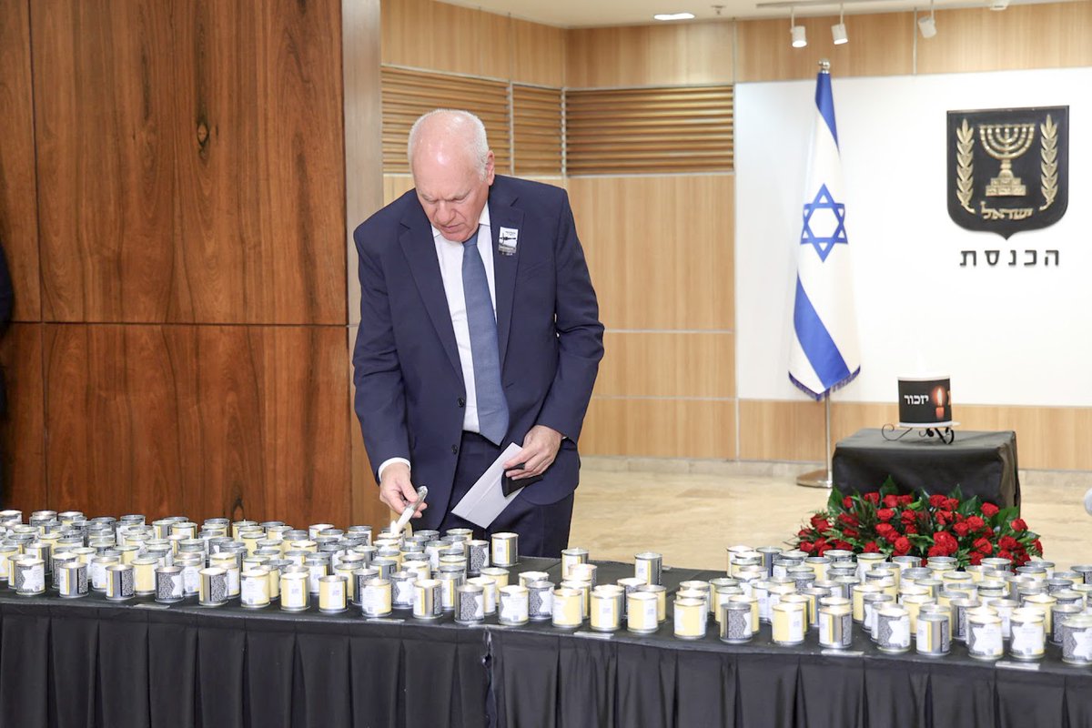 Senior state officials light memorial candles at the entrance to the Knesset for #HolocaustRemembranceDay main.knesset.gov.il/en/news/pressr… #WeRemember #NeverForget