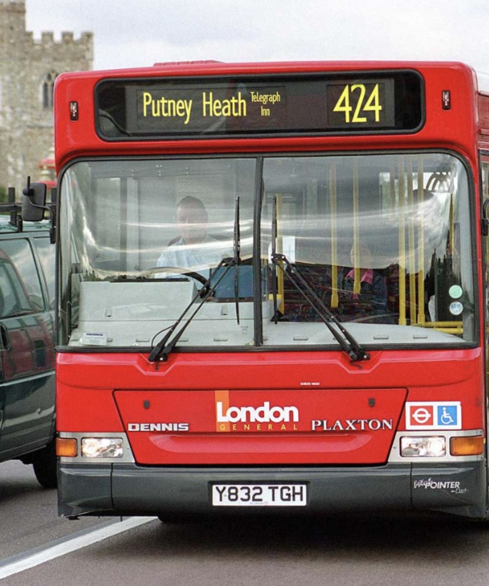 It’s a Bank holiday Monday special please welcome the lovely 4️⃣2️⃣4️⃣red London bus as she arrives to help us celebrate the 1 and only mr ⁦@DjokerNole⁩ and his amazing record breaking achievement as n01e for 4️⃣2️⃣4️⃣wonderful weeks So jump on everyone and let’s go idemoo 👍🐐