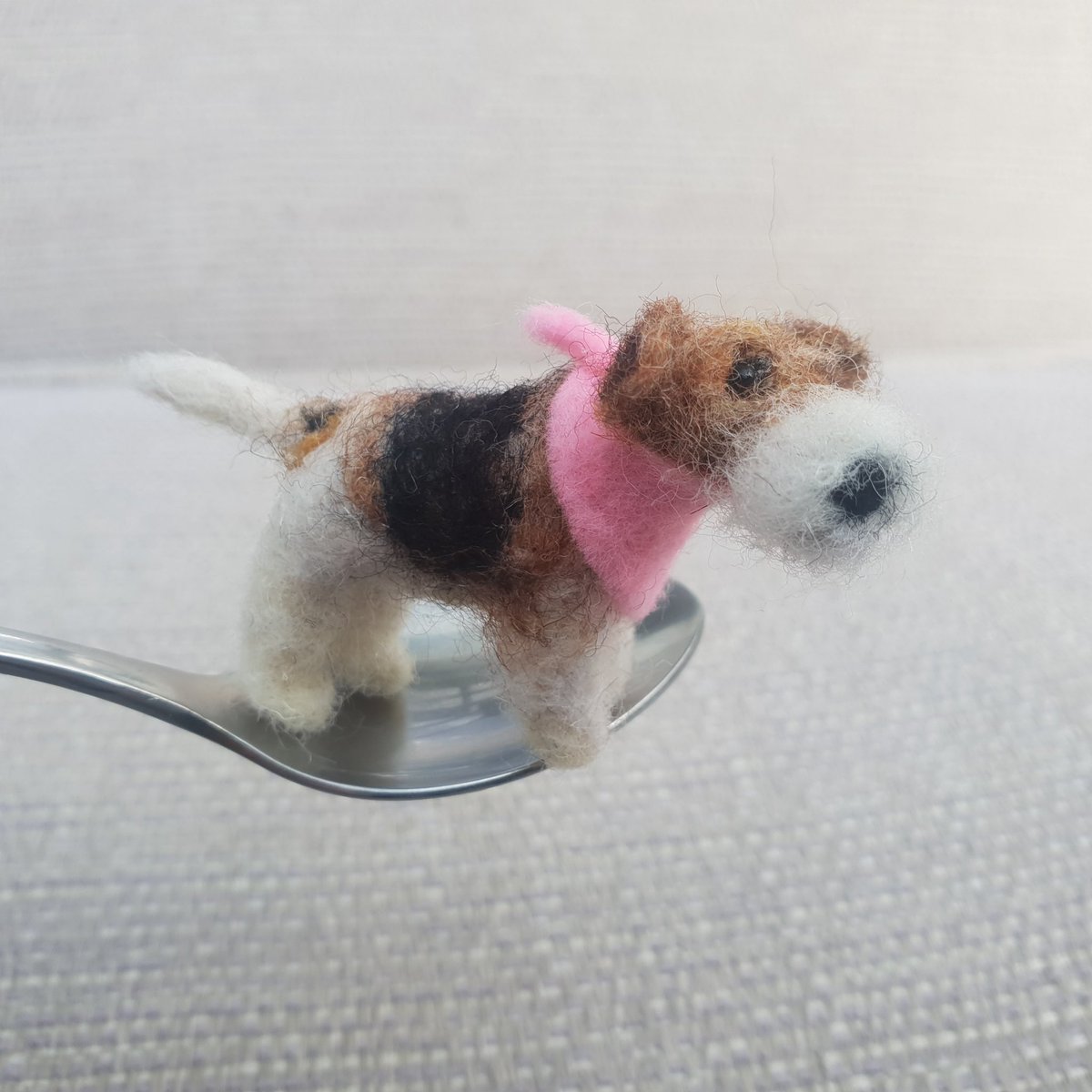 Hello!
Sharing sweet Amelia the Wire Haired Fox Terrier who is currently available to adopt. Handmade with lots of love.
This miniature felted pet will come gift wrapped.
Thank you 🌸💗
therockingfelter.etsy.com/uk/listing/171…
#etsy #ukgifthour #ukgiftam #dogsofx #dogsoftwitter #firsttmaster