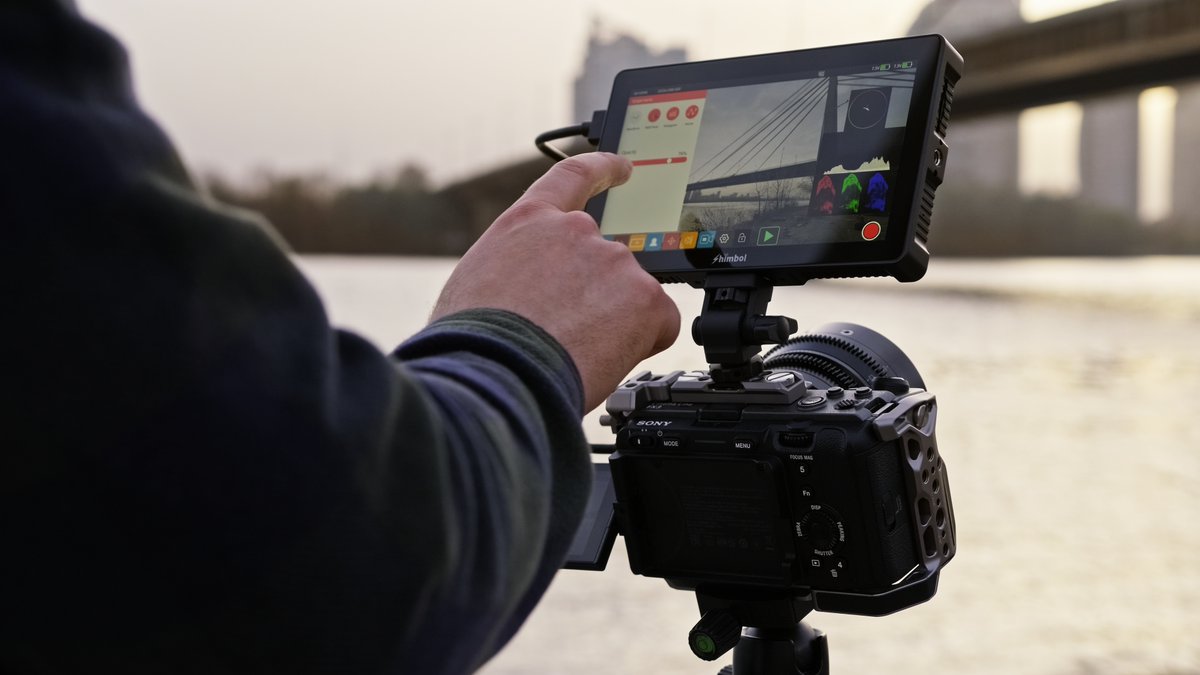 The Memory 7 Pro recorder/monitor on location with @ed_productionn, designed with DCI-P3 Color and 2200nits brightness to elevate your viewing experience! 🎥 #shimbol #fieldmonitor #sonyfx3 #camerarig #outdoorshooting #videography #cameragear #videoproducer