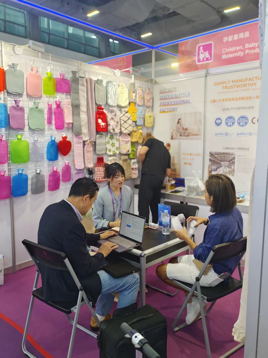 carol_samply's tweet image. Such a successful fair!!! 👏 👏  It is a great honor to meet so many friendly friends who were interested in our goods. 😄
Looking forward to seeing you at the 136th Canton Fair again! 🤞 🤞 🤞  #135thCantonFair #icebag #coolingpack #pvchotwaterbottle #pvchotwaterbag
