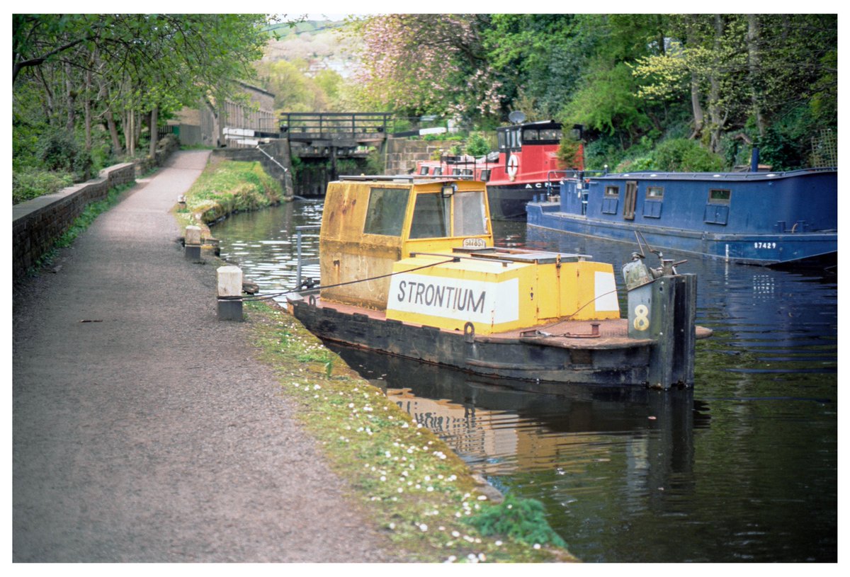 Lock walking in Hebden Bridge - it's elementary.
(Leica M3, 50mm Voigtländer Nokton f1.5, Kodak Vision3 250D)
#leica #35mm #Analog #film #KodakVision3 #kodak #myleicaphoto #filmisnotdead #staybrokeshootfilm #streetphotography #bankholiday #hebdenbridge #canal