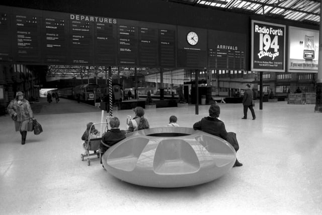 Rail passengers sitting on the circular plastic seating on the concourse of Waverley Station, newly modernised in November 1984. Pic: Albert Jordan.