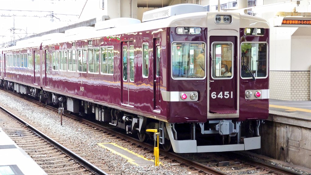 毎度、阪急電車です🚃
阪急のクィーン、6300系です🤗
朝、リポストさせてもらいましたが、昭和50年、さくらが小学校入学の時にデビュー、阪急の伝説の時代を駆け巡りました☺️（一時は10両にしないと）
神戸の震災以降、JRにシェア剥奪され現在に至ります…😭　
もう、JRに張り合うのは無理なのかな❓