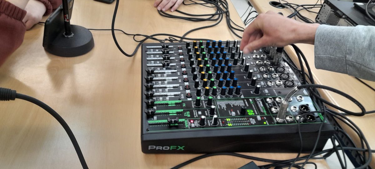 iesvegadelprado's tweet photo. Alumnos del centro estrenan la radio📻
🎤Creamos comunicación
👂Trabajamos la escucha 
🧠 Descubrimos inquietudes 
👨‍🏫Trabajamos en grupo
🌎Conectamos otros lugares.
Gracias al valor educativo de  la #Radio, el esfuerzo del profesorado y con apoyo de @cfievalladolid https://t.co/YWHNPSbhVV
