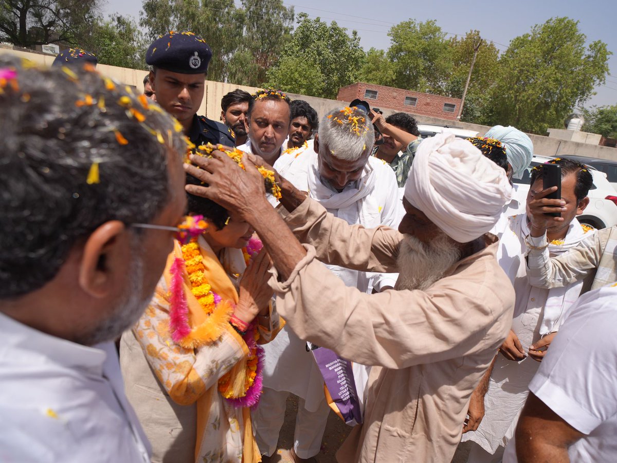 एक-एक पग और नए-नए पथ के साथ न्याय की शपथ मजबूत हो रही है। डबवाली विधानसभा क्षेत्र के घुंकावाली में बुजुर्ग ने सर पर हाथ रखकर हाथ के बटन को दबाने का आशीर्वाद दिया। #Selja4Sirsa #SirsaKiSelja #HaathBadlegaHalaat #LokSabhaElections2024