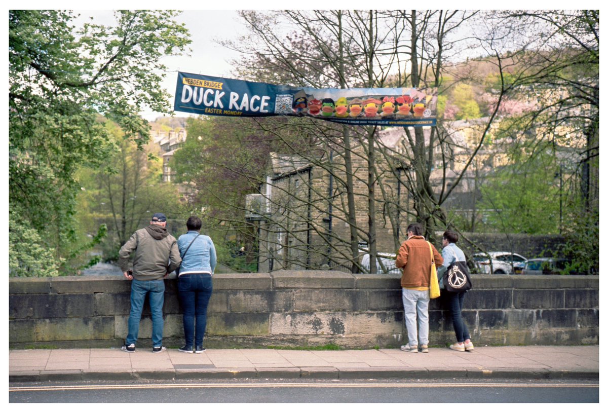 Looking for stranded ducks in the Hebden Beck, Hebden Bridge.
(Leica M3, 50mm Voigtländer Nokton f1.5, Kodak Vision3 250D)
#leica #35mm #Analog #film #KodakVision3 #kodak #myleicaphoto #filmisnotdead #staybrokeshootfilm #streetphotography #bankholiday #duckrace #YORKSHIRE