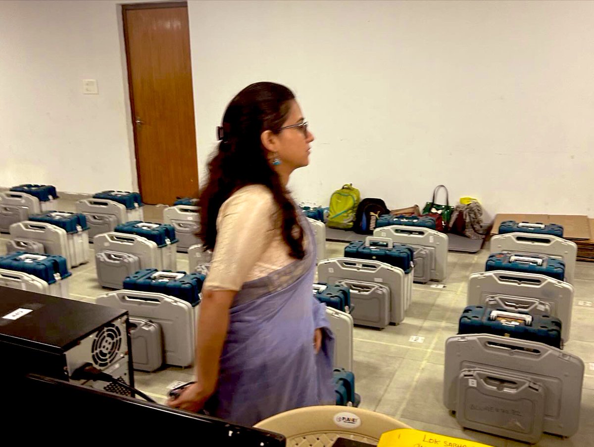 Coll_NorthGoa's tweet photo. Oversaw the dispatch of EVMs and Polling Parties to their polling stations today. Preparations are done and we are all ready to receive you! See you at the polls!
#deshkagarvchunavkaparv #GoaVotes #07May2024 #LokSabhaElctions2024 https://t.co/yg6DFxblrW