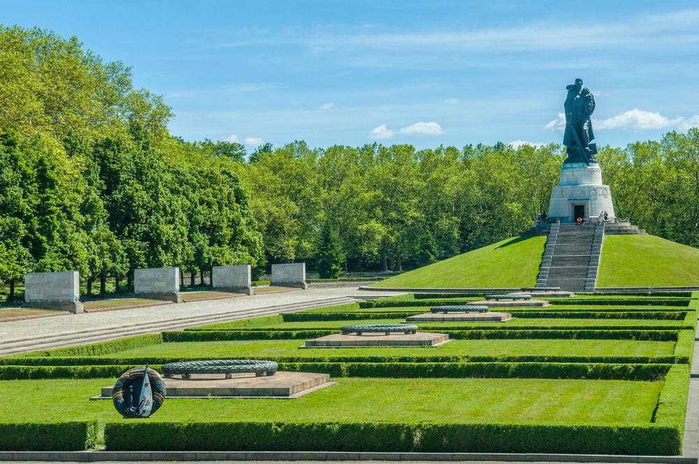 🔸 Die Wahl des Ortes des Gedenkens 🔸 Der leitende Bildhauer des Projekts Jewgeni Wutschetitsch betonte, dass der Treptower Park am besten für die Errichtung des Ehrenmals geeignet war. Jakow Belopolski, der Architekt des Monuments, teilte diese Meinung. Begeistert erzählte er…