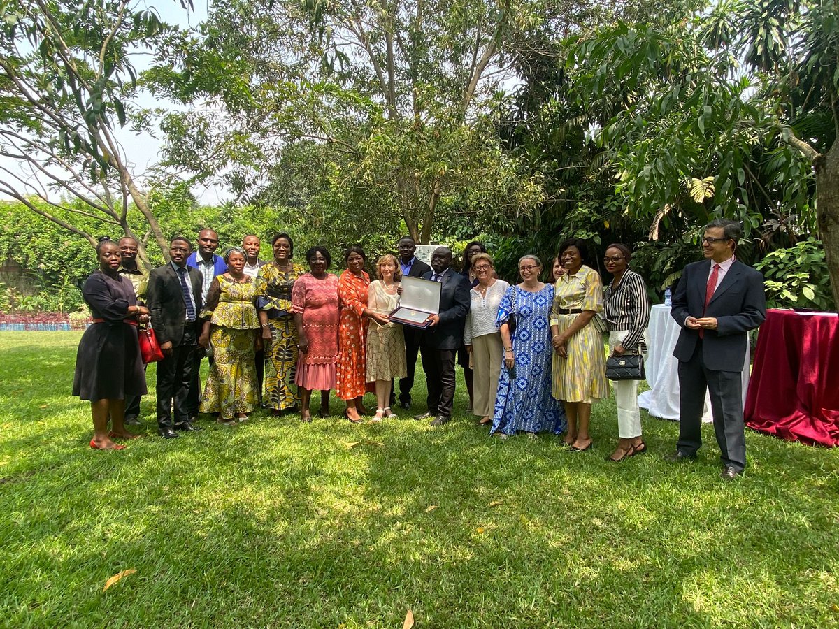 El pasado sábado 4 de mayo el hospital materno infantil Monkole, al que ayudamos desde nuestra fundación, recibió en la Embajada de España en Kinshasa la medalla al Mérito Civil concedida por su Majestad el Rey de España. El acto estuvo presidido por la embajadora, Carmen Díez.👏🏿