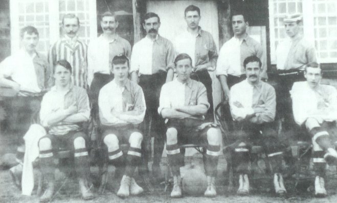 Het gebeurde vandaag in 1900: Beerschot wordt ploeg van 't stad. Op 6 mei 1900 won Beerschot de allereerste derby tegen Antwerp. Lees er alles over op onze site: 👉 beerschot.be/nl/nieuws/het-… #WeAre13