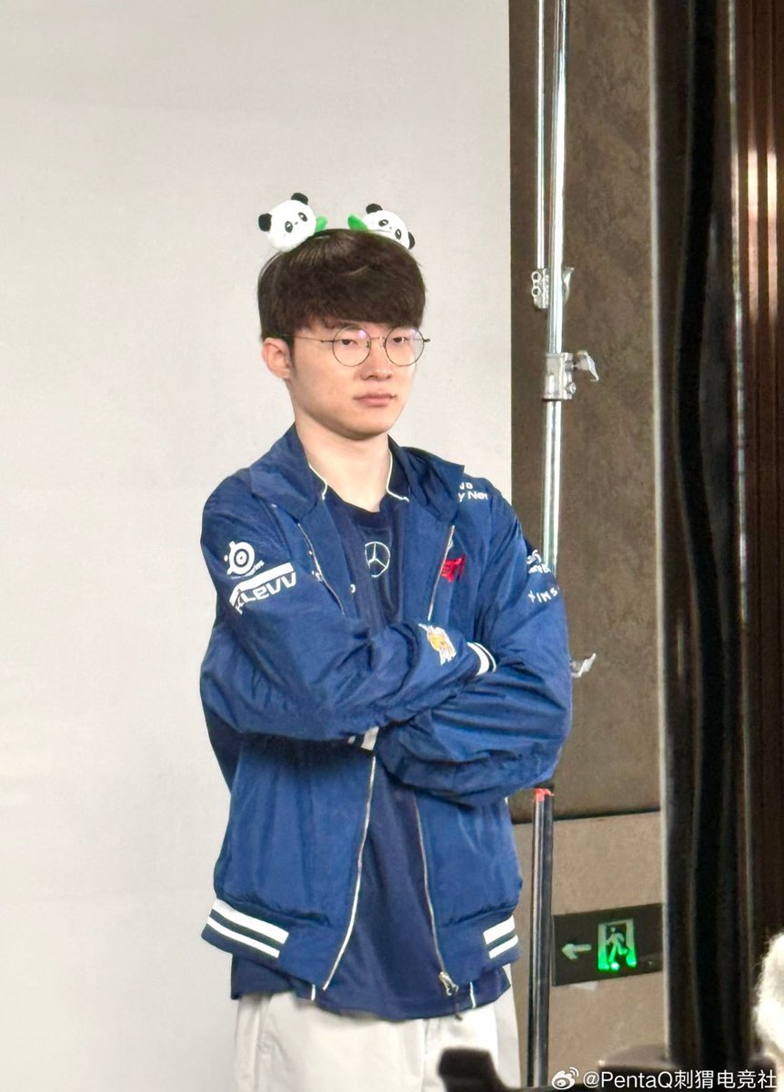 YAHHHH FAKER AND THE LITTLE PANDA CUTEE 🥹🫳

#Faker #페이커