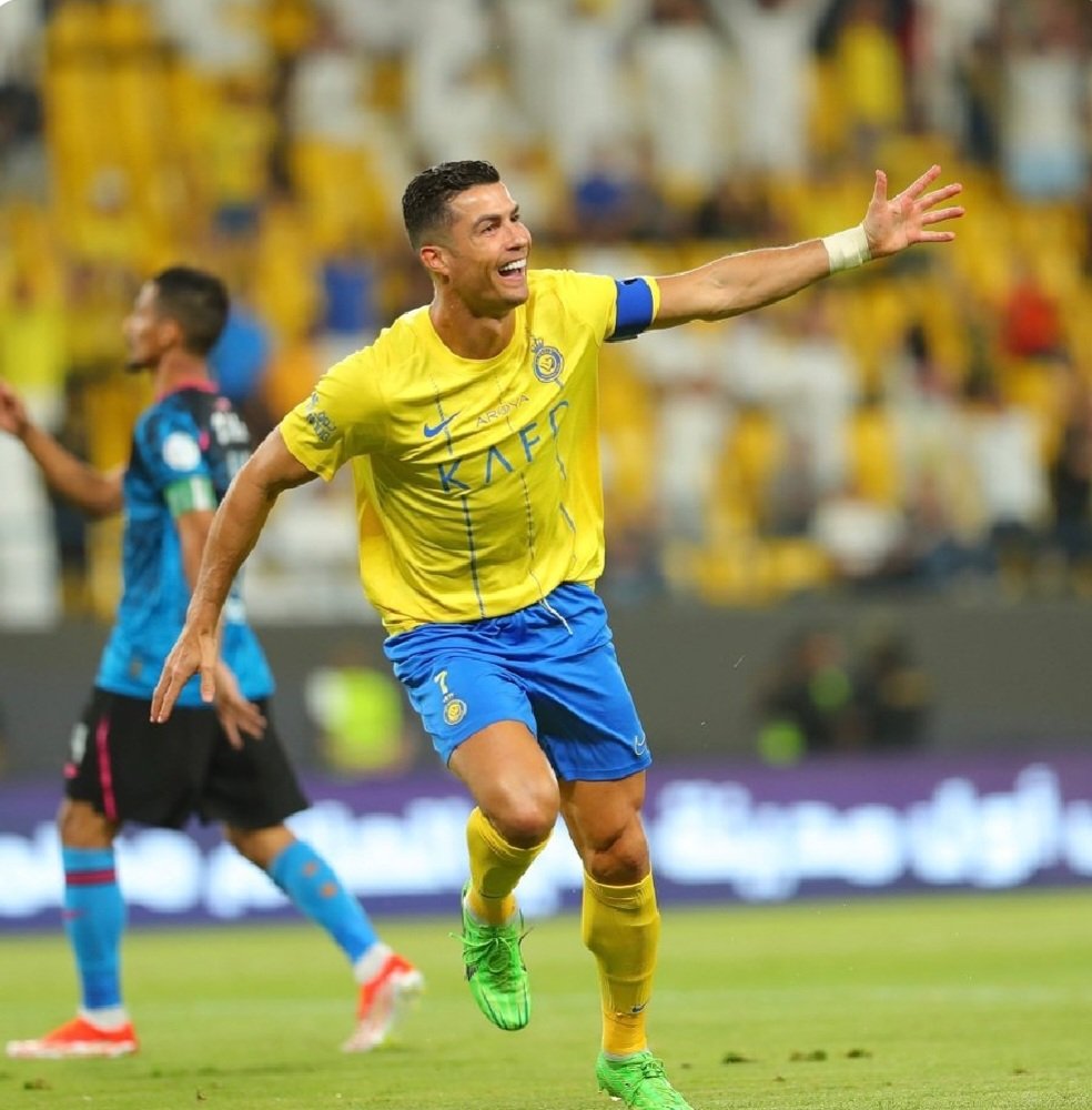 All first divisions worldwide
Top 3 goalscorer 2023/2024

30+ age Harry Kane 🏴󠁧󠁢󠁥󠁮󠁧󠁿
32👕 - 36⚽️

39+ age Cristiano Ronaldo 🇵🇹
27👕 - 32⚽️

35+ age Marcus Haber 🇨🇦 
26👕 - 29⚽️

<a href="/Cristiano/">Cristiano Ronaldo</a>