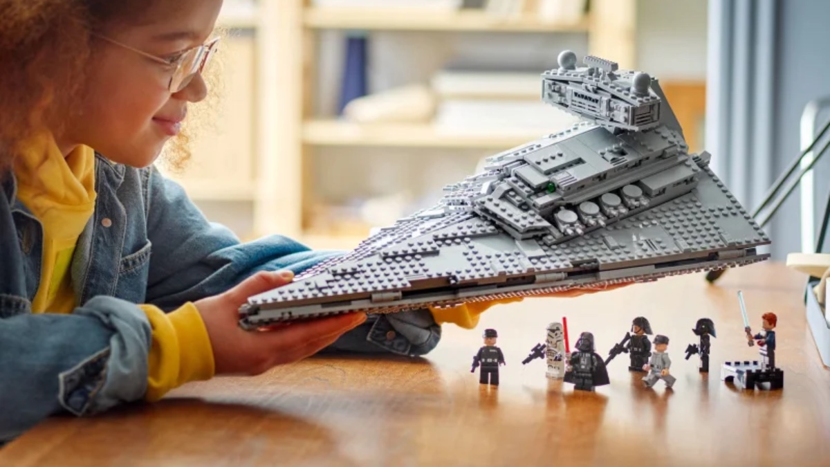 An online retailer has published images of a LEGO Star Wars August 2024 set, giving us our first glimpse at 75394 Imperial Star Destroyer – and its 25th-anniversary minifigure. brickfanatics.com/lego-75394-imp… #LEGO #LEGONews