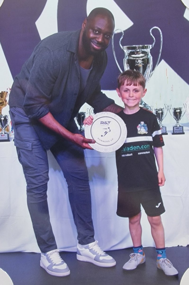 priisek's tweet photo. Proud dad moment. 🔥
1st ever Tournament with his team &amp; they come runners up to a great Welsh team. Port Tennant. &amp; Got to meet this legend as bonus. 😉 #spurs #ledley @LedleyKing @SpursOfficial https://t.co/RZ4psNLnNz