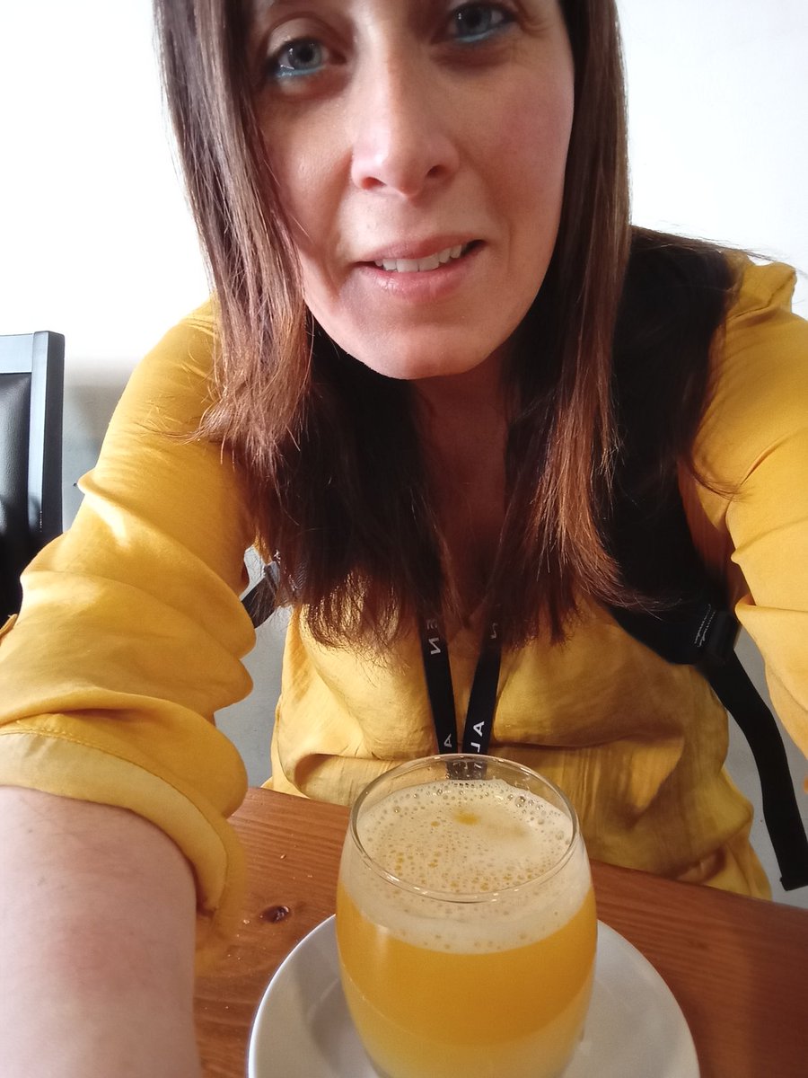 EyreJane85's tweet photo. #TotalYellow maglia & spremuta 😀🍊 https://t.co/qjl2Dr8SVJ