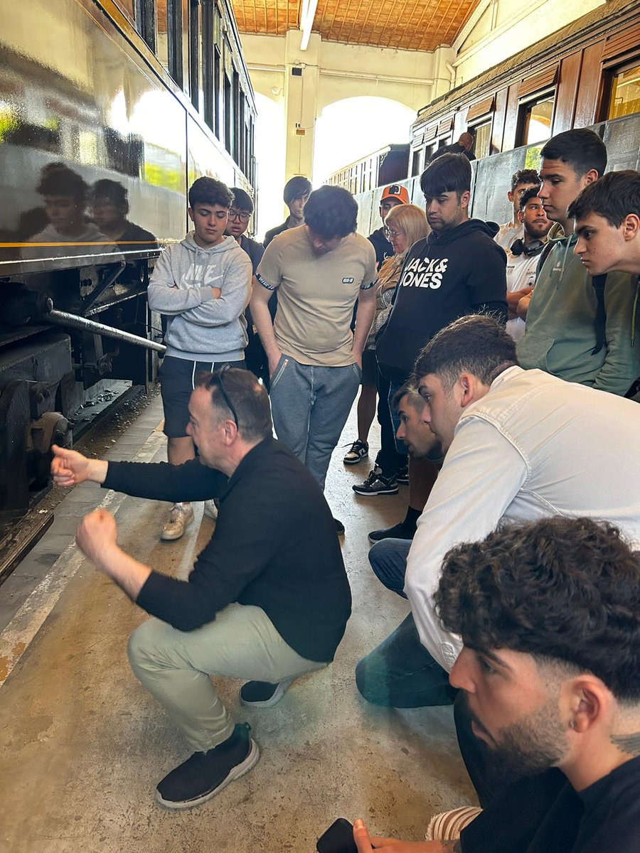 LluchRafecas's tweet photo. Els alumnes de 1r del #CFGM Manteniment  de Material Rodant Ferroviari #TM40 van visitar el Museu del Ferrocarril de Catalunya @mferrocarrilcat. Tota una classe al millor lloc per fer-la!
https://t.co/9RubdMxA8y https://t.co/FYDPNlEMNT