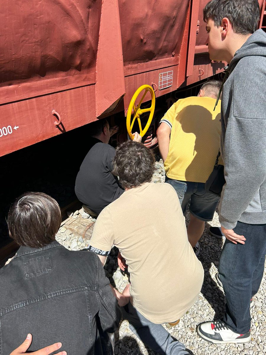LluchRafecas's tweet photo. Els alumnes de 1r del #CFGM Manteniment  de Material Rodant Ferroviari #TM40 van visitar el Museu del Ferrocarril de Catalunya @mferrocarrilcat. Tota una classe al millor lloc per fer-la!
https://t.co/9RubdMxA8y https://t.co/FYDPNlEMNT