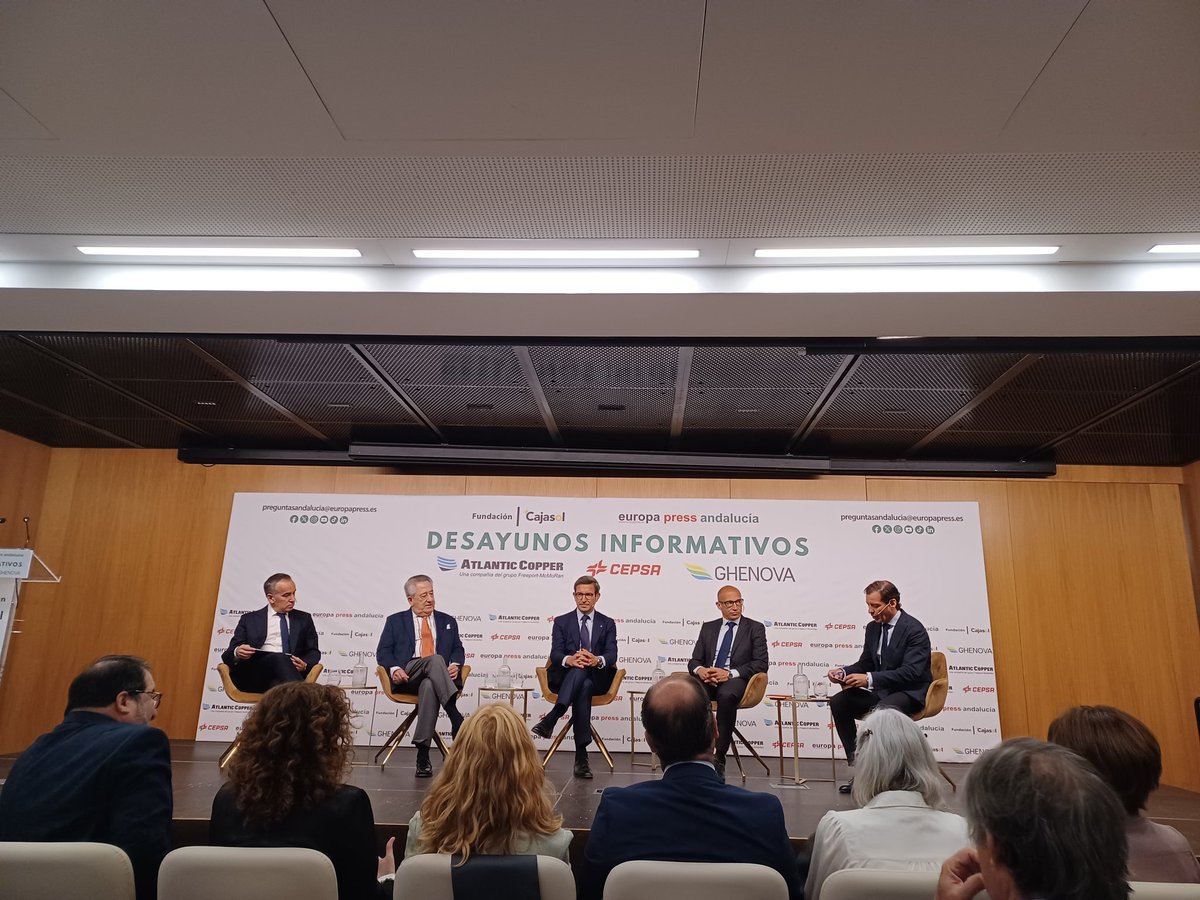 JJBocarando's tweet photo. Empezando la semana con el Consejero de @IndustriaAnd @ParadelaJSr, en Desayuno Informativos de @europapress.
Con #AtlanticCopper, @Cepsa_ES y @GHENOVAofficial . https://t.co/qH5ECEiZt3