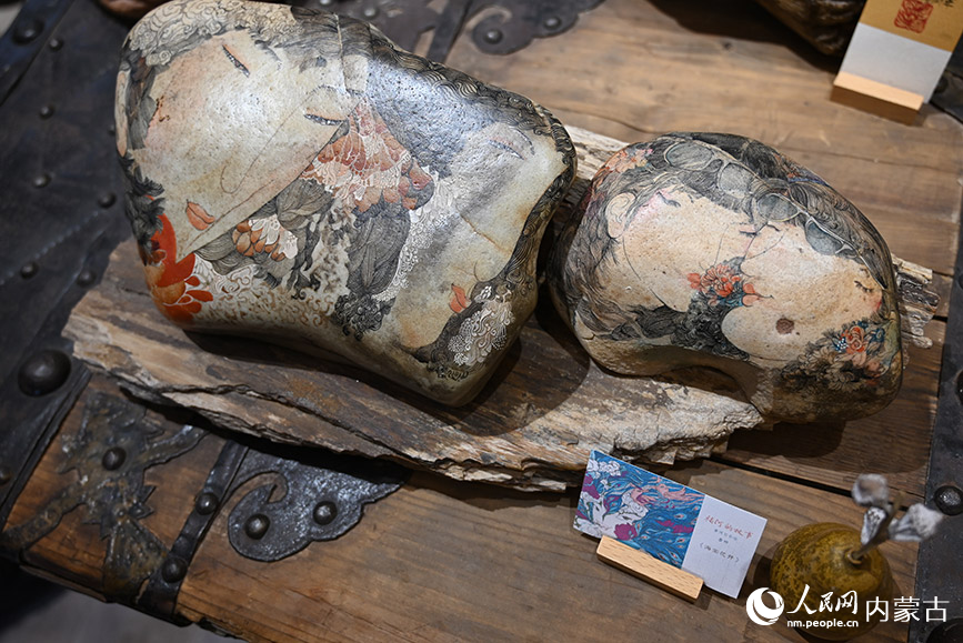 Artist creates paintings on stones gathered from Yellow River

'Stones, despite their immobility, possess a unique vitality that I can feel,' said Lu Ting, a painter from #Hainan district, Wuhai city, north #China's #InnerMongolia Autonomous Region.

Lu's workshop is located in…