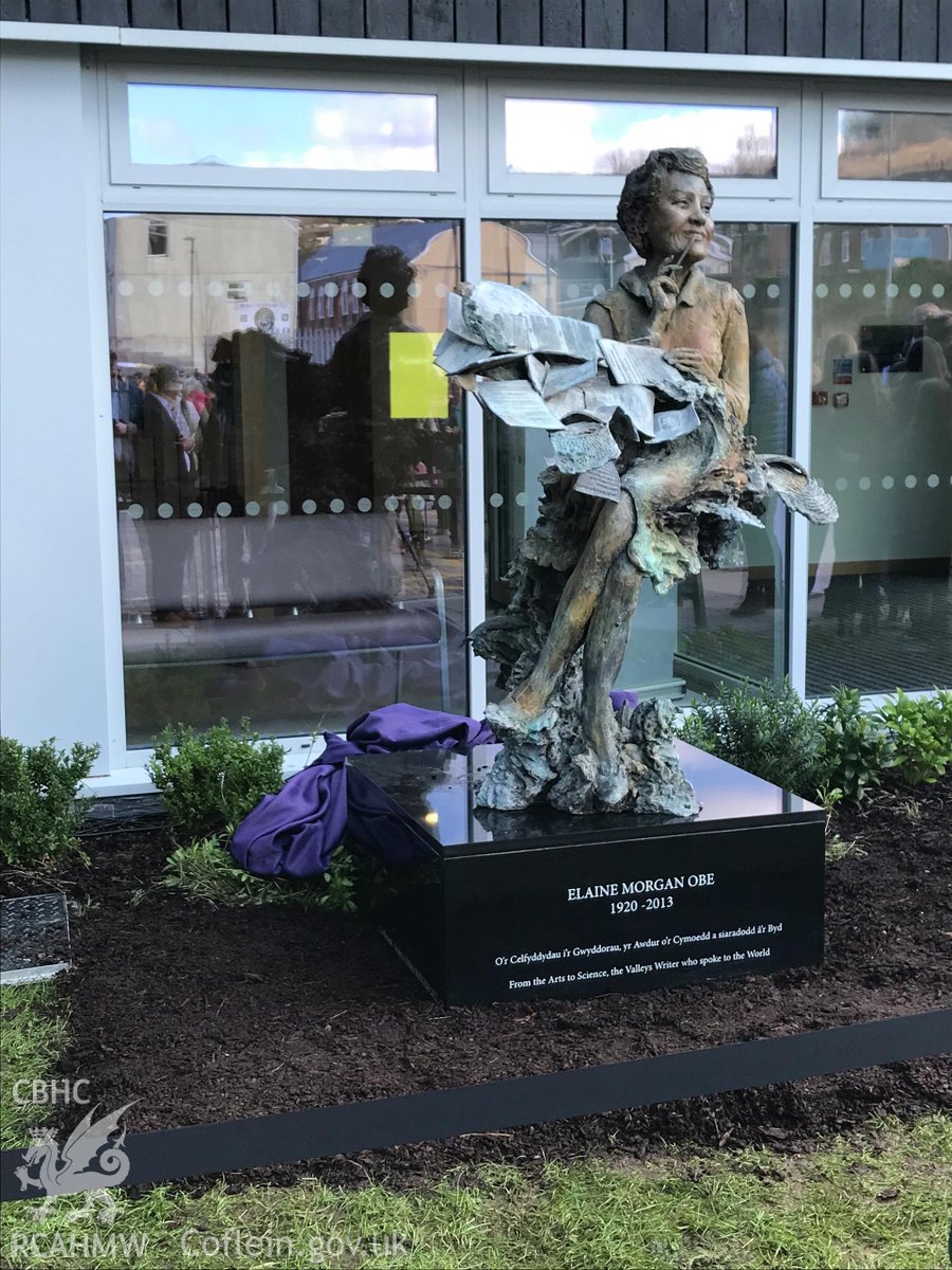 This statue by Emma Rodgers of Elaine Morgan was unveiled at Mountain Ash in 2022 It shows her ‘on the crest of a wave’ which incorporates groups of animals & sea life reflecting Morgan’s Aquatic Ape evolutionary theory 📸@RCAHMWales zurl.co/YzNi #EYAScience #HBAHFame