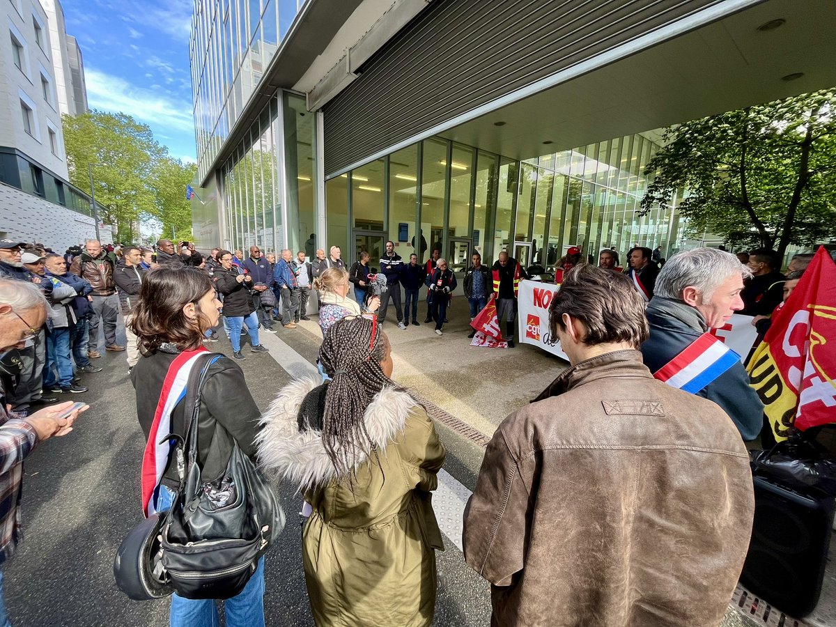 Devant le tribunal de commerce de Bobigny ce matin avec @abomangoli @LegavreJerome @fabien_gay pour soutenir les salariés de MA France. 400 emplois menacés, pour les bénéfices de Stellantis et les 36.5M d’euros de salaire de Carlos Tavares. Nous ne les lâcherons pas ✊