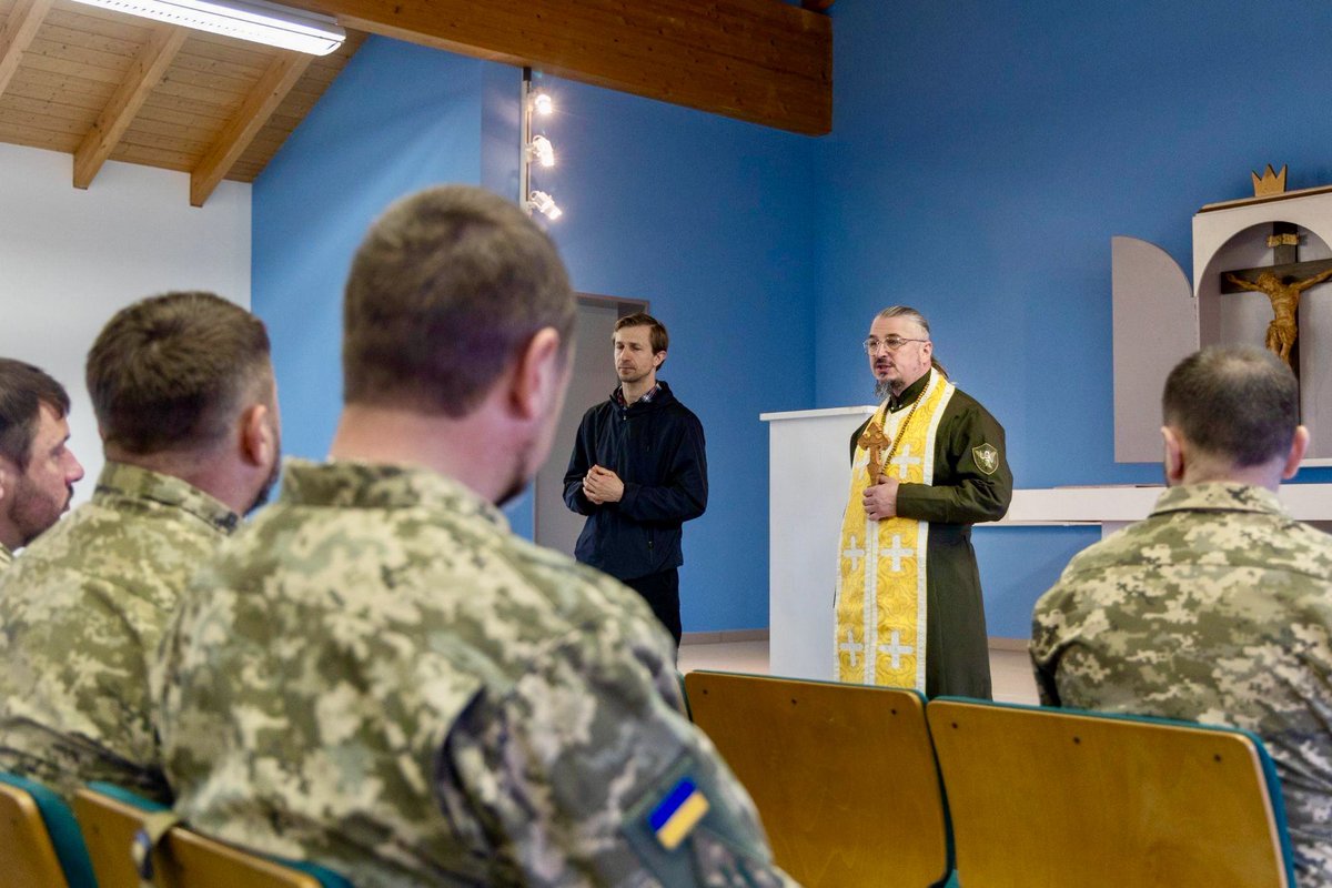 🇺🇦 20 new military chaplains of the Armed Forces of #Ukraine recently graduated from a chaplain training course led by the @7thATC, in Grafenwoehr, Germany, April 8-19, 2024. #StandWithUkraine 🔎 Read more: ow.ly/ynGr50Rx3VS
