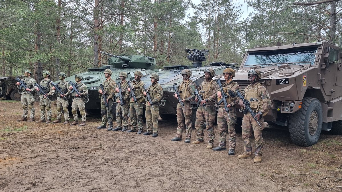 Auf dem 🇱🇹 Truppenübungsplatz #Pabrade besucht @bundeskanzler Olaf Scholz Soldatinnen & Soldaten der #10Panzerdivision bei #GrandQuadriga. Zusammen mit dem 🇱🇹 Präsident Nauseda informiert er sich über den 🇩🇪 Beitrag zur @NATO-Übung #SteadfastDefender. Für ein starkes #Heer. 💪