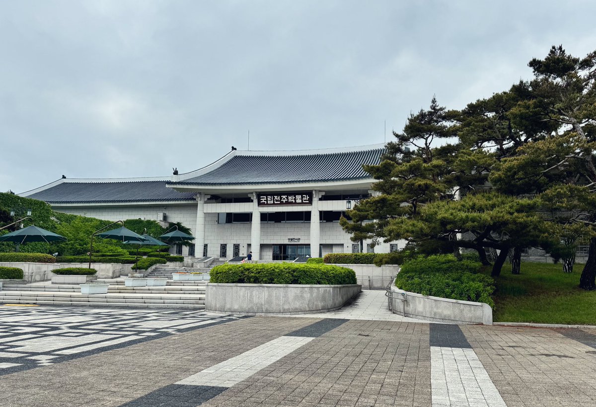 국립전주박물관 갔다가 근처 20분 거리 걸어서 갈 수 있는 빵 맛집 맛좀 보고, 팔복예술공장 100 Films 100 Posters x 10 와서 차이밍량 무소주 포스터 한장 사서 간다. 넘 일정을 빡세게 잡은 듯 9시 영화 보다가 잘까봐 걱정 ㅋㅋㅋ